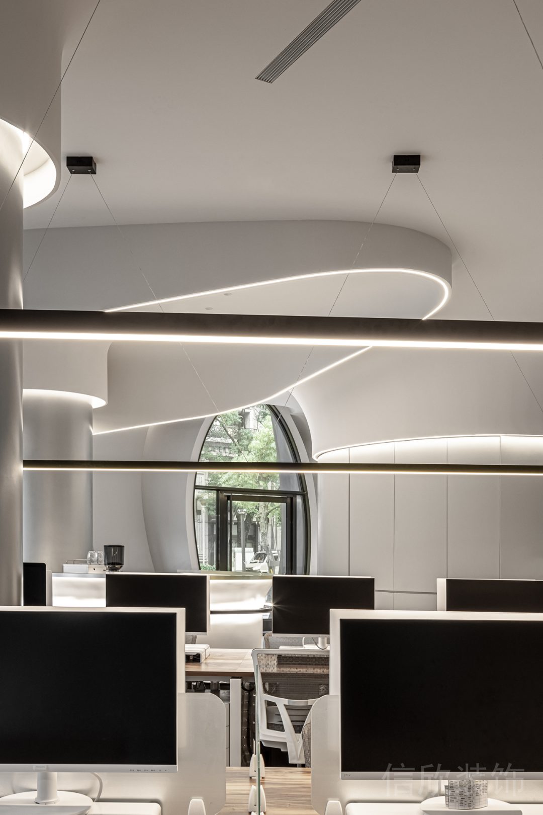 辦公室工位裝修天花可調(diào)節(jié)燈飾效果護眼舒適設計環(huán)形天花創(chuàng)意裝修