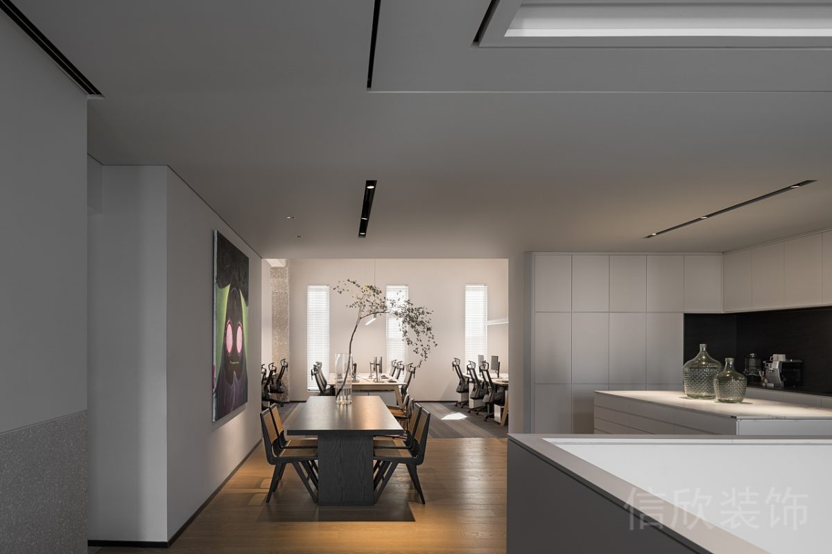 壁掛式藝術(shù)畫(huà)內(nèi)嵌式隱藏射燈設(shè)計(jì)褐色楓木撞色原木桌椅辦公室吧臺(tái)裝修圖