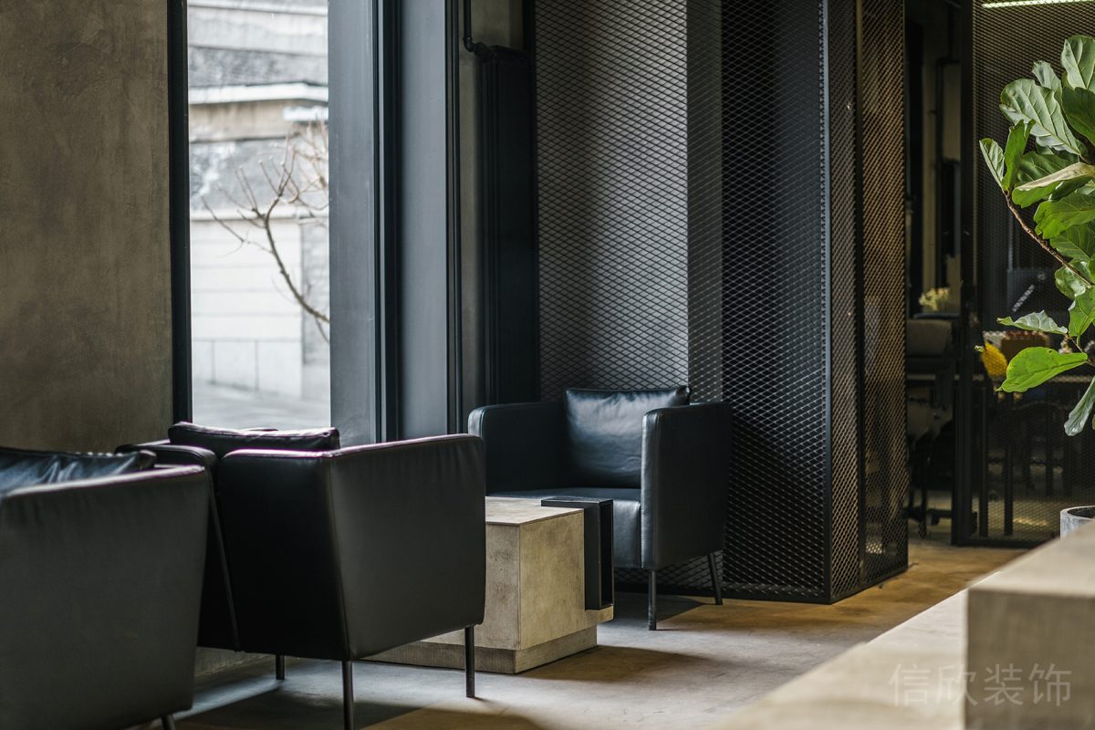 辦公室裝修窗邊工業(yè)風(fēng)設(shè)計(jì)皮革沙發(fā)