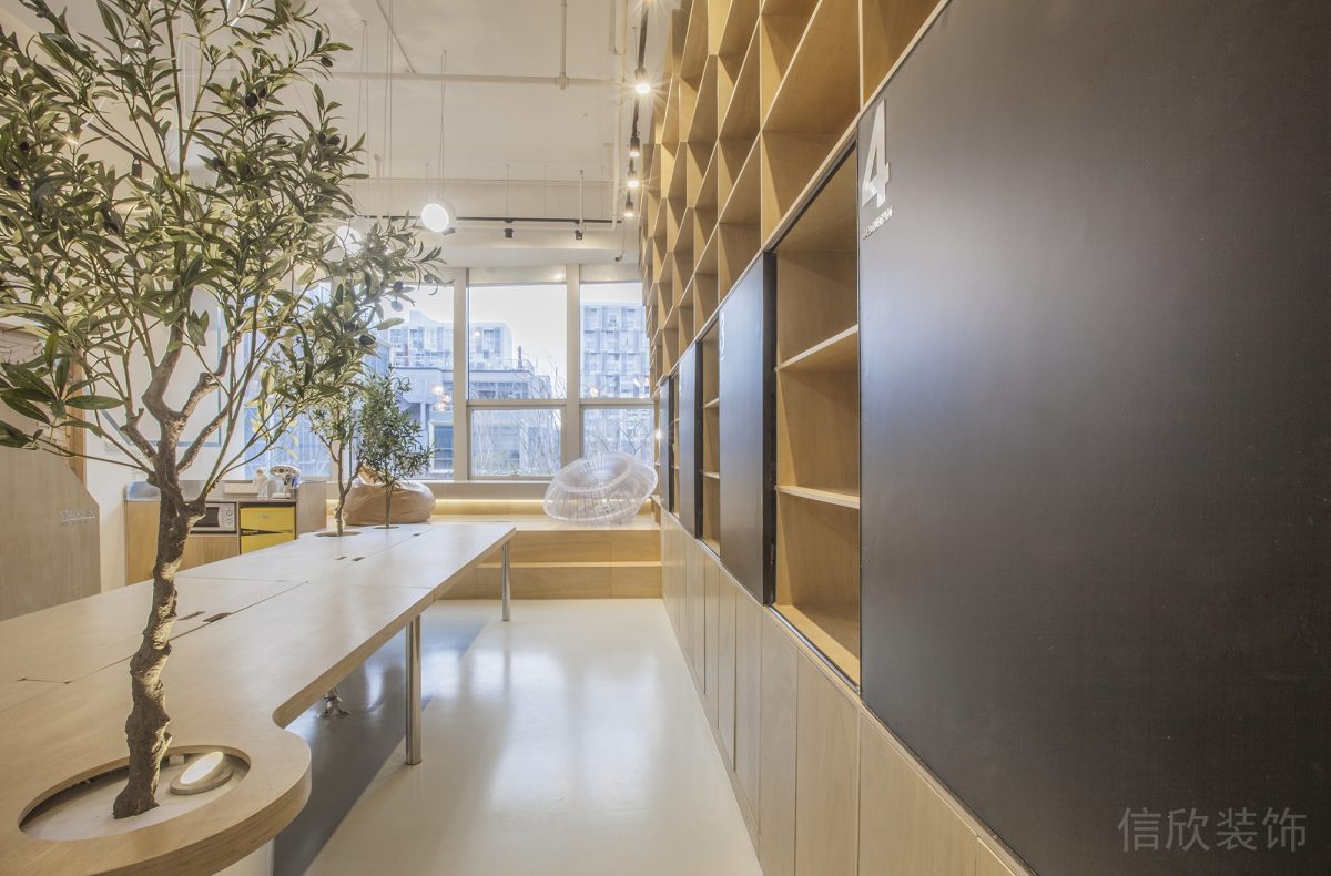 辦公室裝修設(shè)計(jì)會議室木質(zhì)長桌設(shè)計(jì)效果黑色墻體隔斷