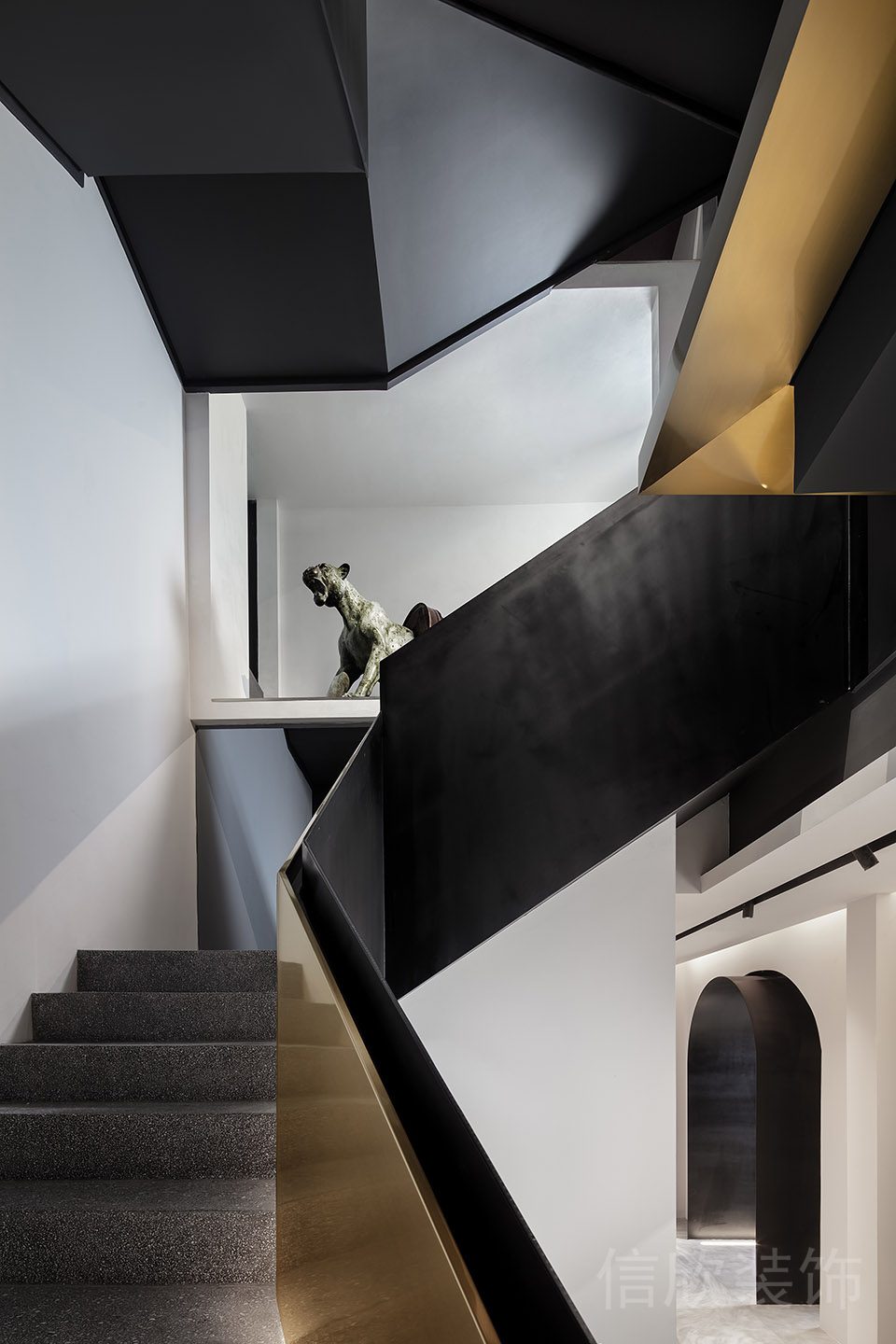 不規(guī)則黑色調(diào)原木扶手搭配夾層鎏金扶手設(shè)計辦公室樓梯設(shè)計圖