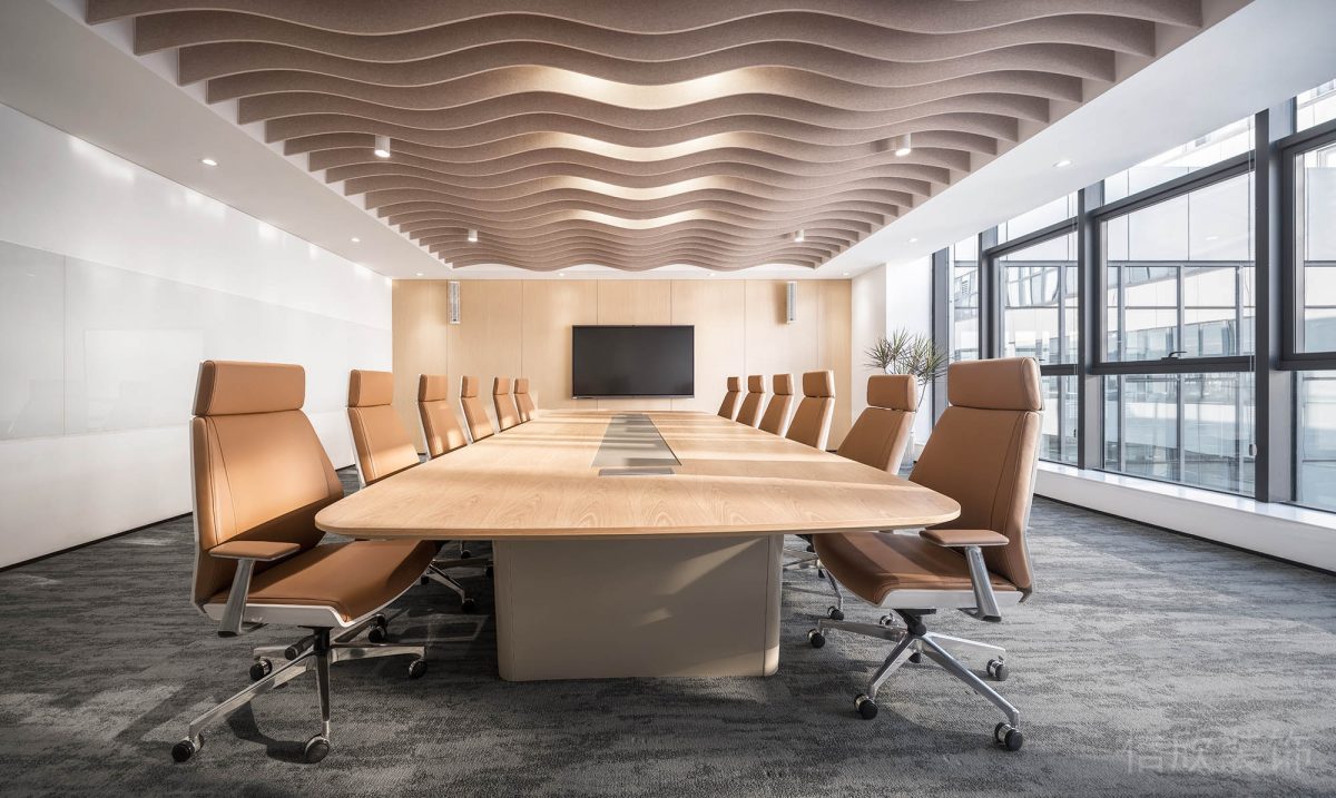 波浪形木質(zhì)天花裝修商務(wù)風(fēng)棕色皮革沙發(fā)會(huì)議室設(shè)計(jì)