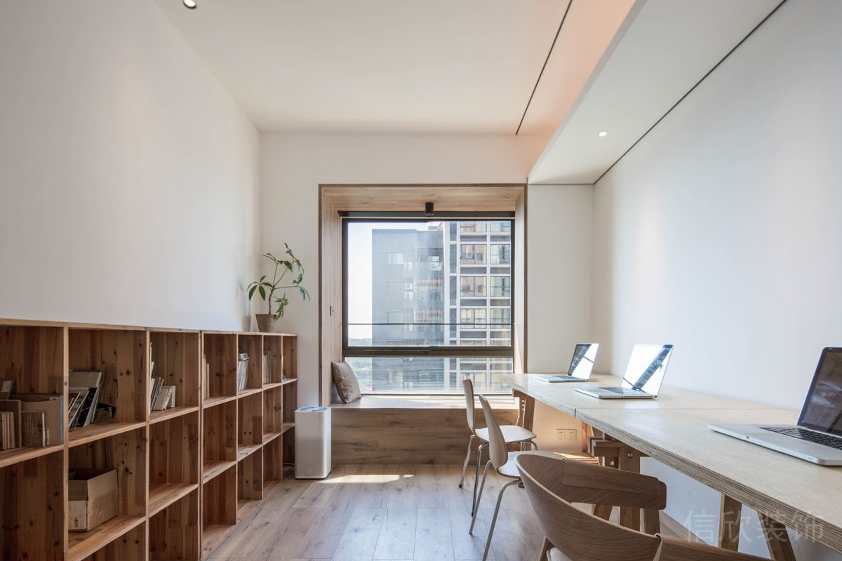 半墻木質(zhì)收納柜設(shè)計(jì)飄窗休息區(qū)日式自然風(fēng)辦公室設(shè)計(jì)