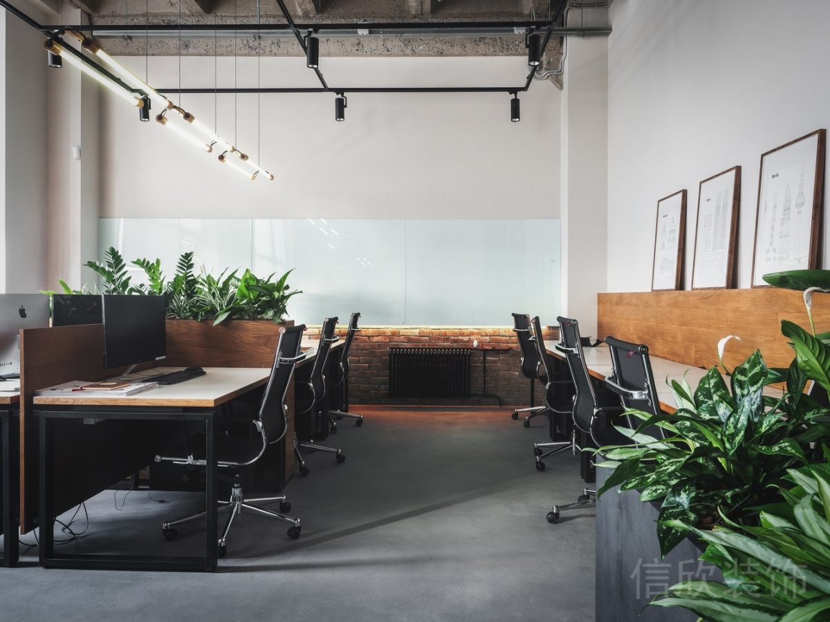 半墻設(shè)計(jì)琺瑯板材復(fù)古紅墻設(shè)計(jì)工作桌工作室裝修設(shè)計(jì)