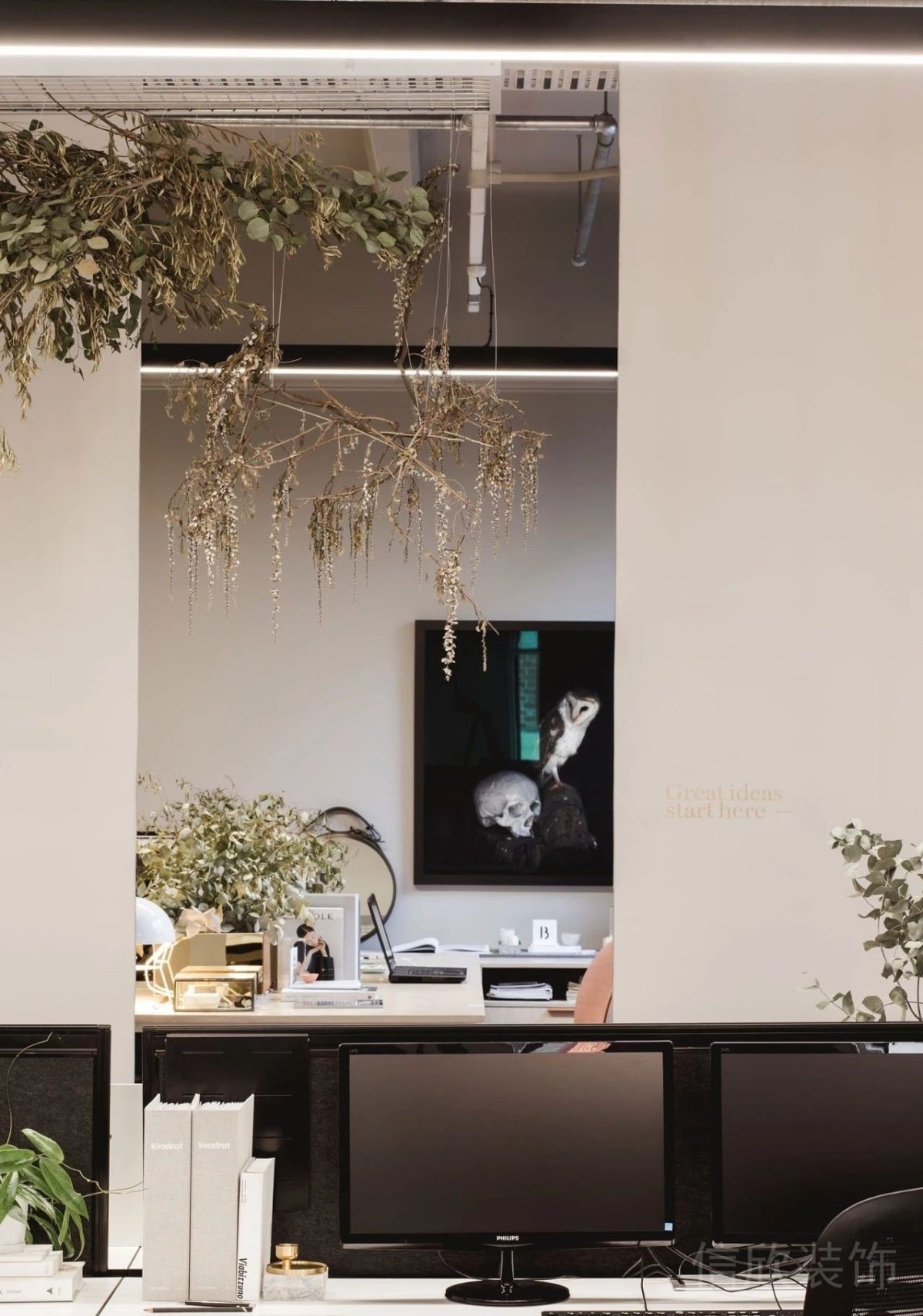 白色辦公室裝修設(shè)計(jì)現(xiàn)代簡(jiǎn)約風(fēng)效果多人研發(fā)工作區(qū)域裝修圖