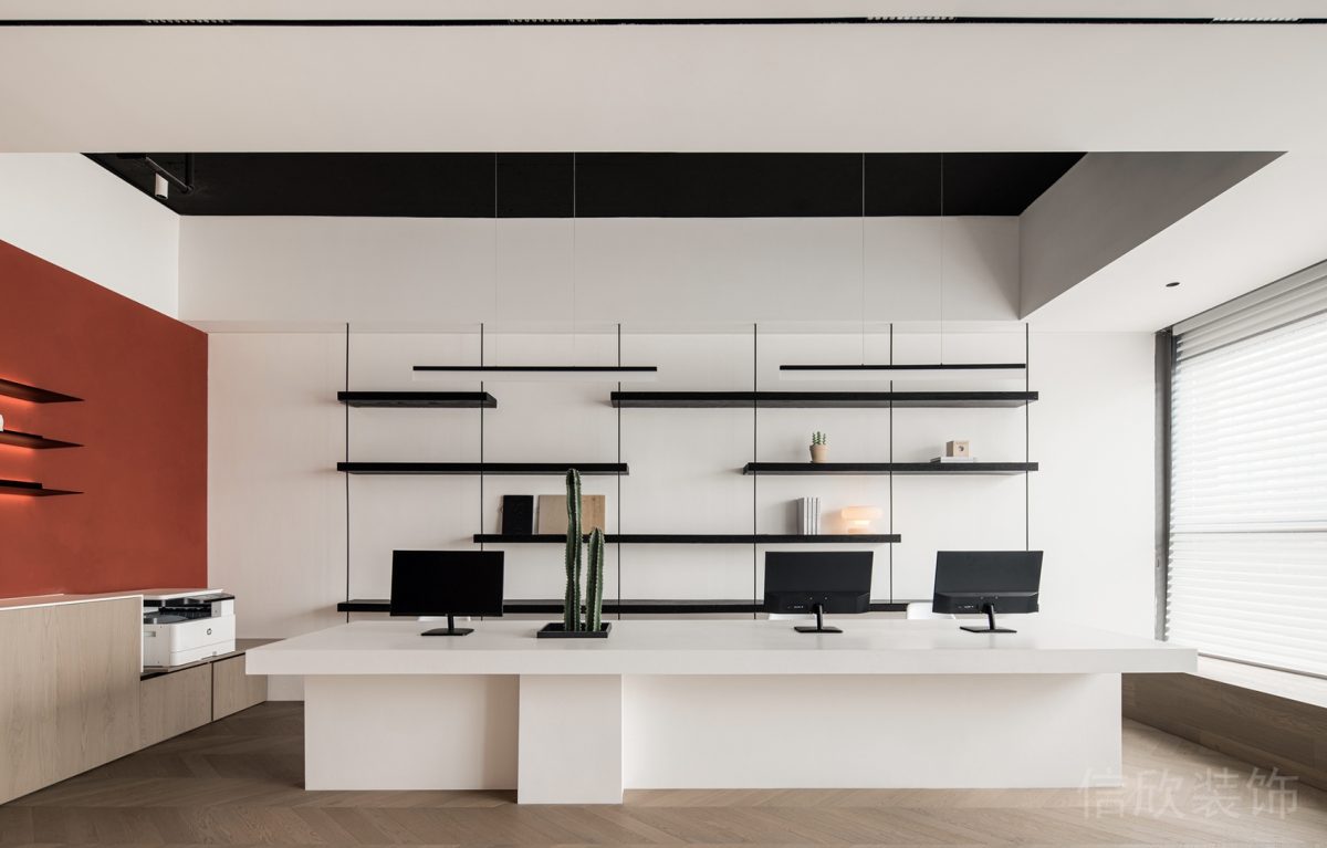 白色調(diào)塑料桌板半開放式前臺(tái)黑色工業(yè)風(fēng)天花板辦公室效果圖