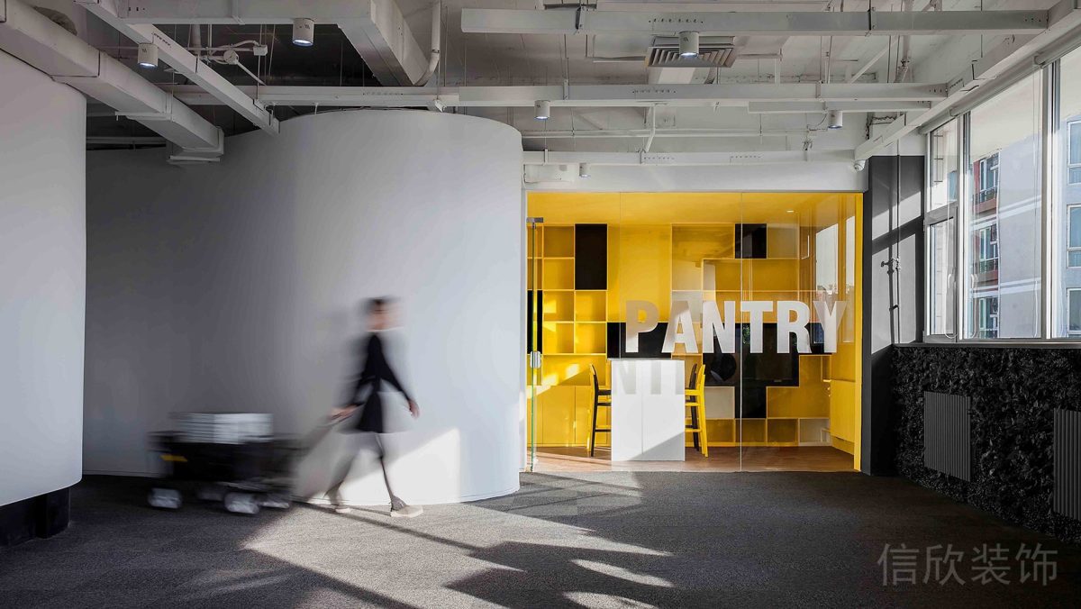 白色管道鏤空天花裝修黃色休息區(qū)隔斷效果圖收納柜裝修弧線(xiàn)墻體效果