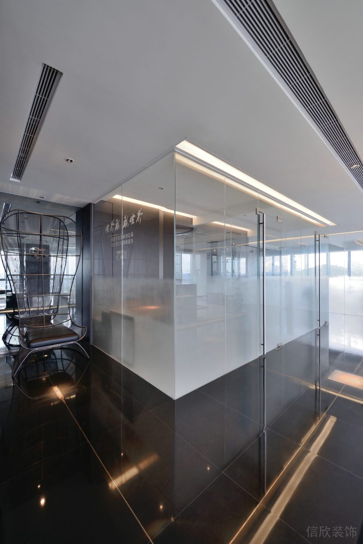 半私密半高透玻璃門(mén)板裝修鏡面玻璃墻板辦公室設(shè)計(jì)圖