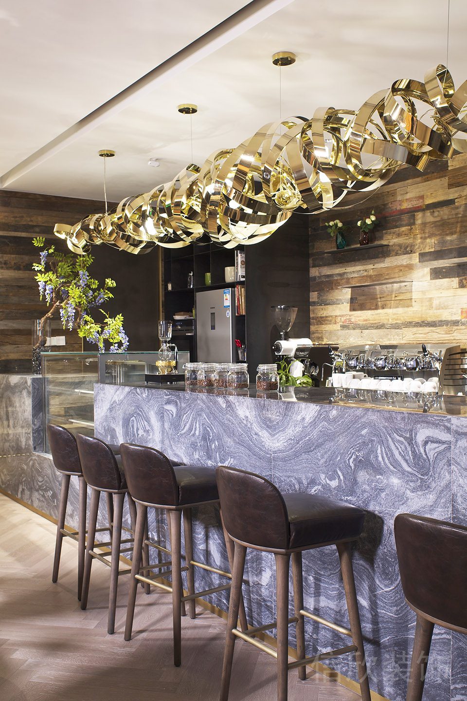 茶水間裝修設(shè)計瓷磚工作桌高腳凳效果