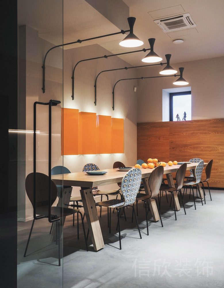 橙色墻體燈飾效果圖辦公室長桌木質(zhì)會議室設(shè)計天花管道燈飾效果圖