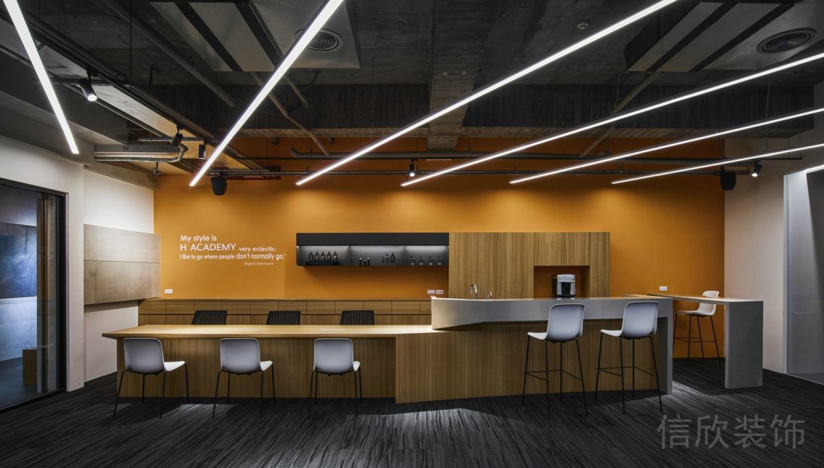 橙色強(qiáng)調(diào)色墻漆設(shè)計(jì)原木桌板裝修辦公室茶水間裝修設(shè)計(jì)圖