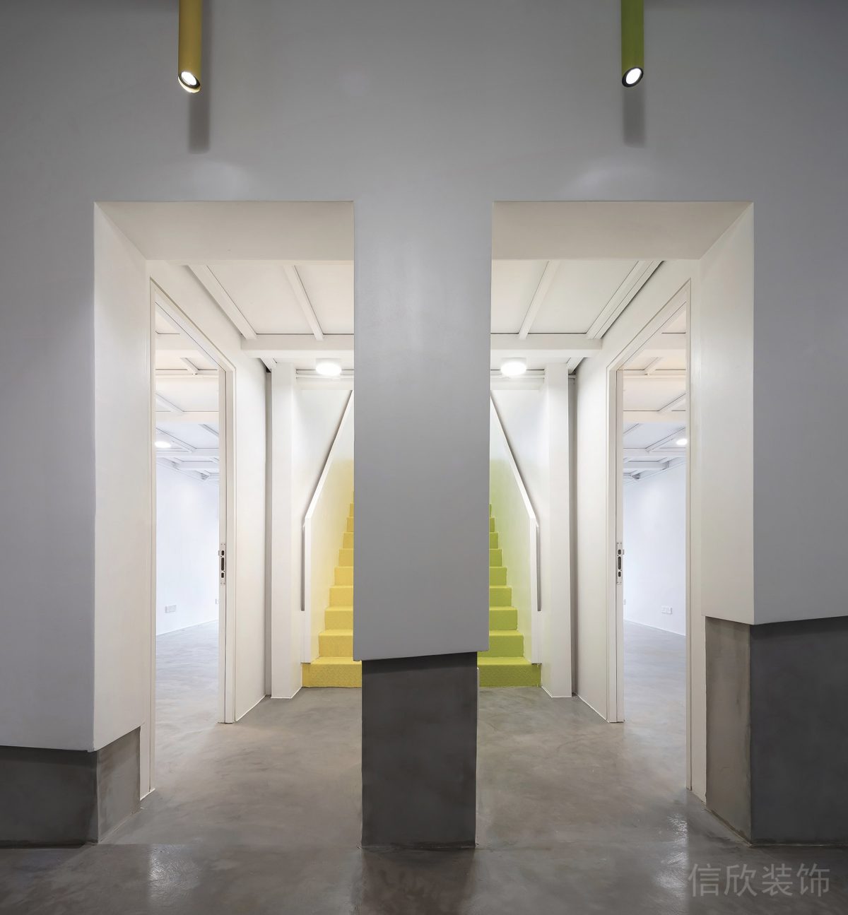 對稱式純白辦公室過道裝修半墻灰色設(shè)計(jì)圖