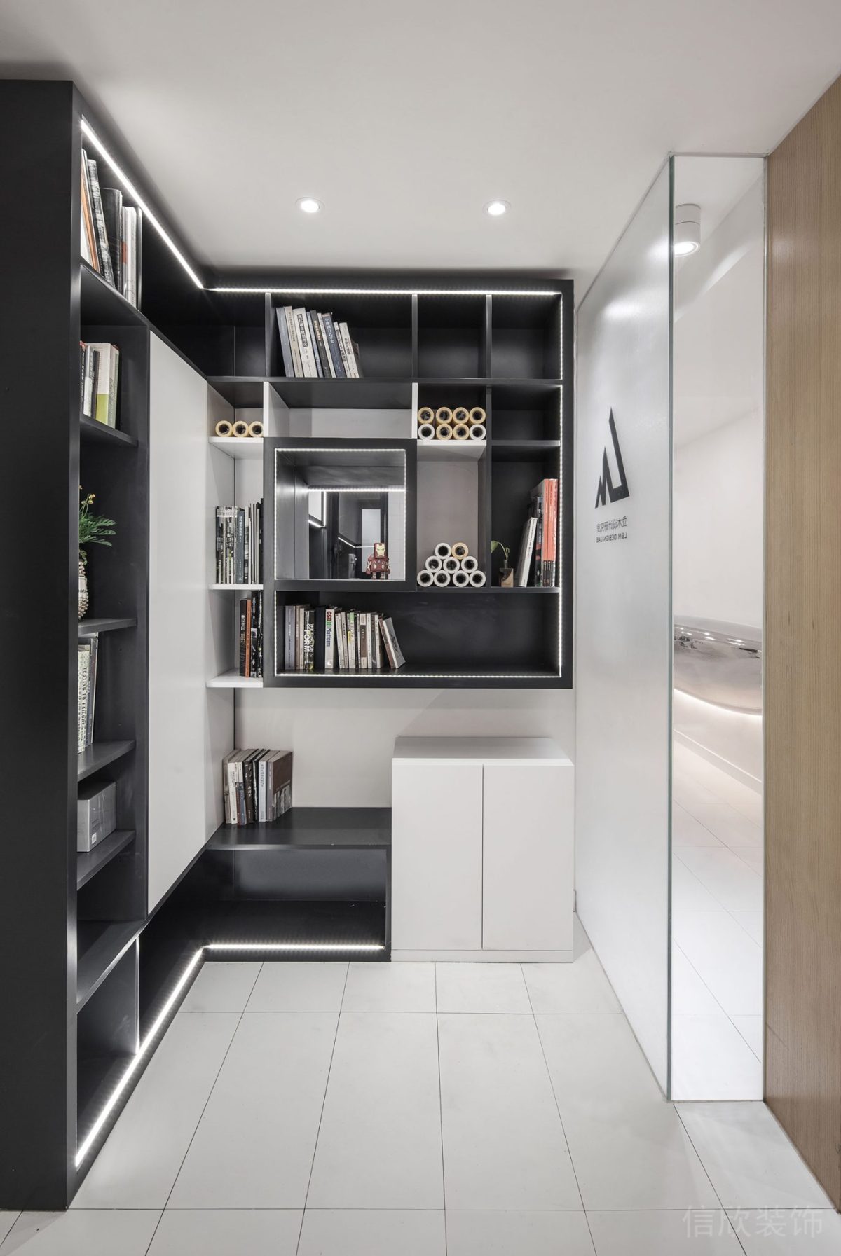 多功能復(fù)合使用的墻體設(shè)計黑色柜體效果極簡風(fēng)休息區(qū)裝修