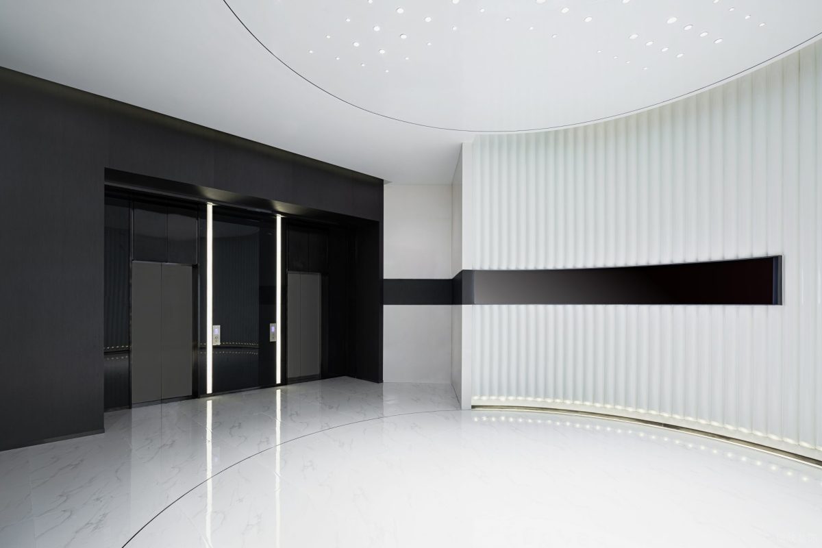 電梯等候區(qū)域黑白色調(diào)金色燈飾效果內(nèi)嵌式led設(shè)計