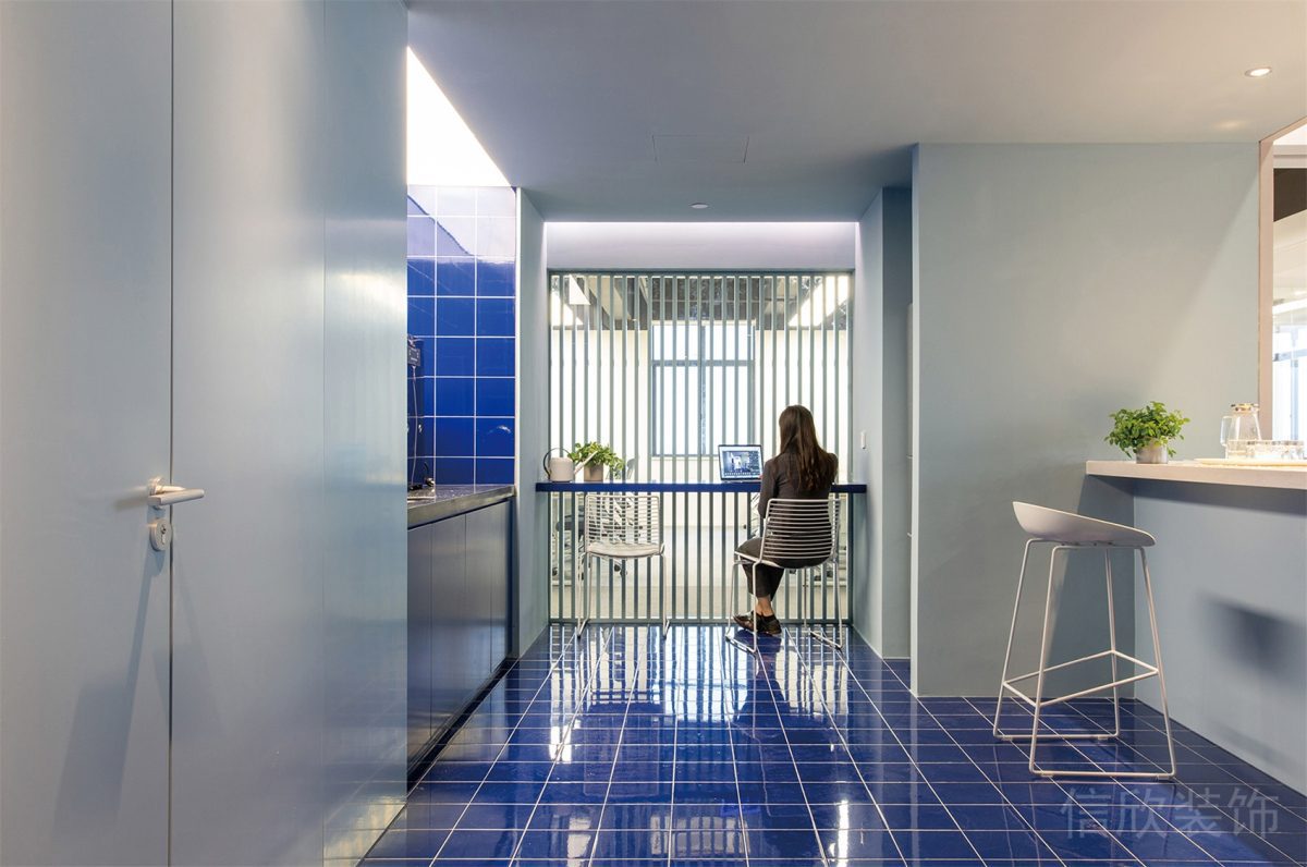 復(fù)古藍色調(diào)地磚設(shè)計藍色調(diào)墻壁門板設(shè)計辦公室休息區(qū)效果圖