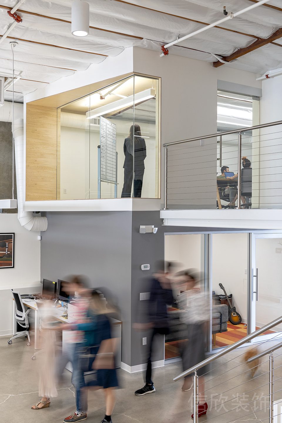 復(fù)式辦公室玻璃墻體隔斷金屬欄桿集墻板過道辦公室設(shè)計(jì)