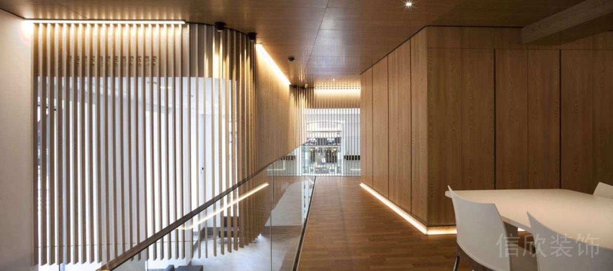 方形白色極簡風(fēng)桌椅裝修內(nèi)嵌式圓形射燈設(shè)計(jì)辦公室休息區(qū)裝修