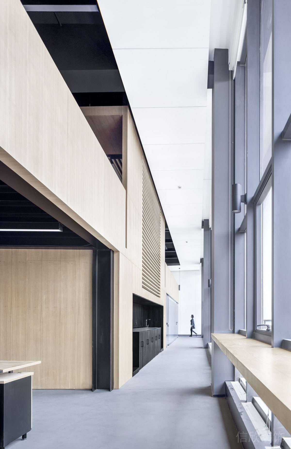 過道設(shè)計(jì)裝修木質(zhì)辦公室效果圖玻璃隔斷黑色金屬效果圖