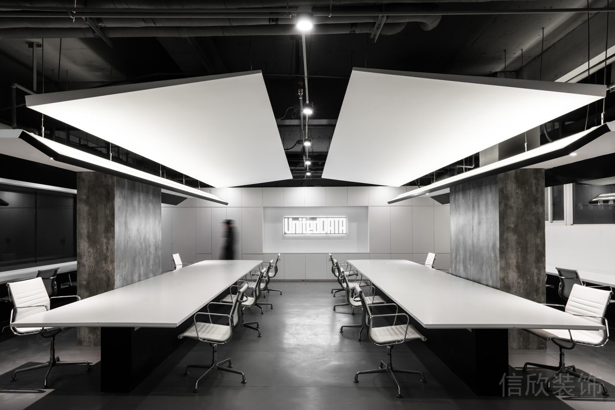 工業(yè)風(fēng)天花板裝修排列式射燈設(shè)計(jì)白色調(diào)極簡(jiǎn)桌椅辦公室會(huì)議室設(shè)計(jì)圖