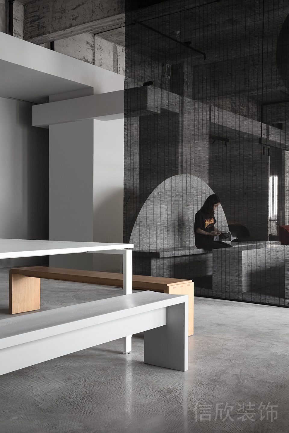 工業(yè)風天花墻體隔斷裸露天花裝修灰色調(diào)辦公室休息區(qū)