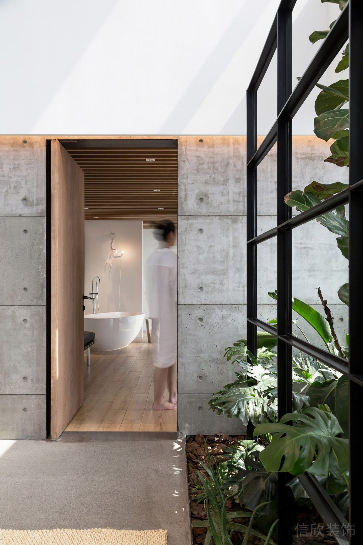 更衣室裝修收納墻柜木質(zhì)過道裝修綠色植物鏤空黑色墻體裝修圖