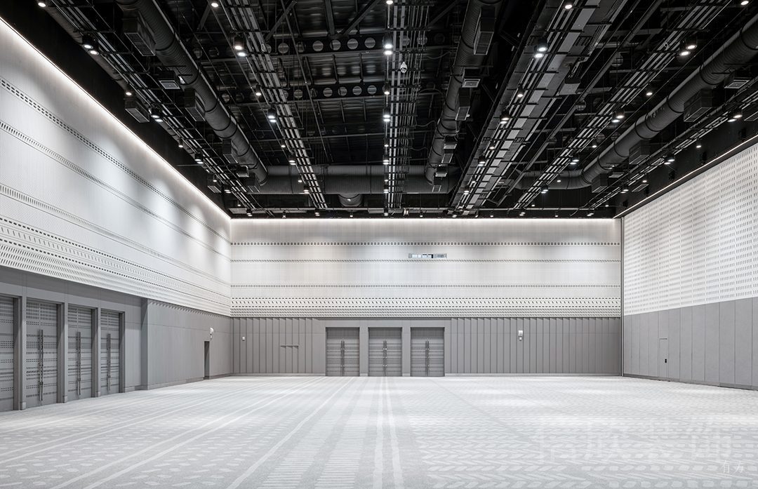 黑白色調(diào)工業(yè)風(fēng)鏤空天花射燈大廳效果辦公室裝修圖