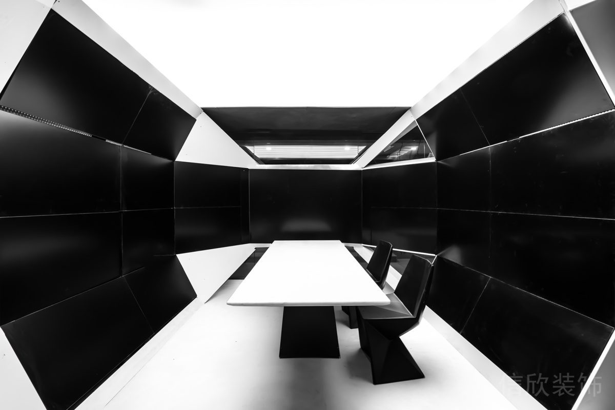 黑白色調(diào)會議室裝修幾何視覺效果創(chuàng)意空間裝修圖