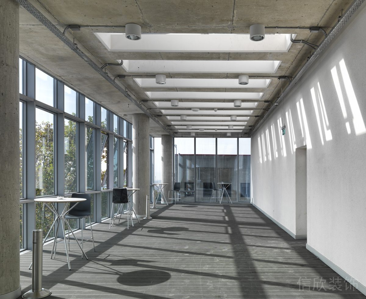 黑白色調(diào)極簡(jiǎn)風(fēng)桌椅設(shè)計(jì)灰色原木風(fēng)地板裝修辦公室休息區(qū)裝修設(shè)計(jì)