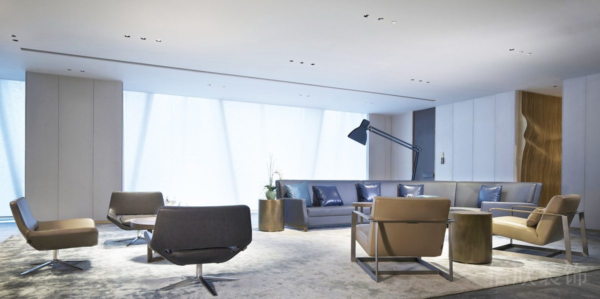 會客區(qū)沙發(fā)裝修設(shè)計(jì)環(huán)形談?wù)搮^(qū)平頂天花商務(wù)極簡風(fēng)辦公室效果