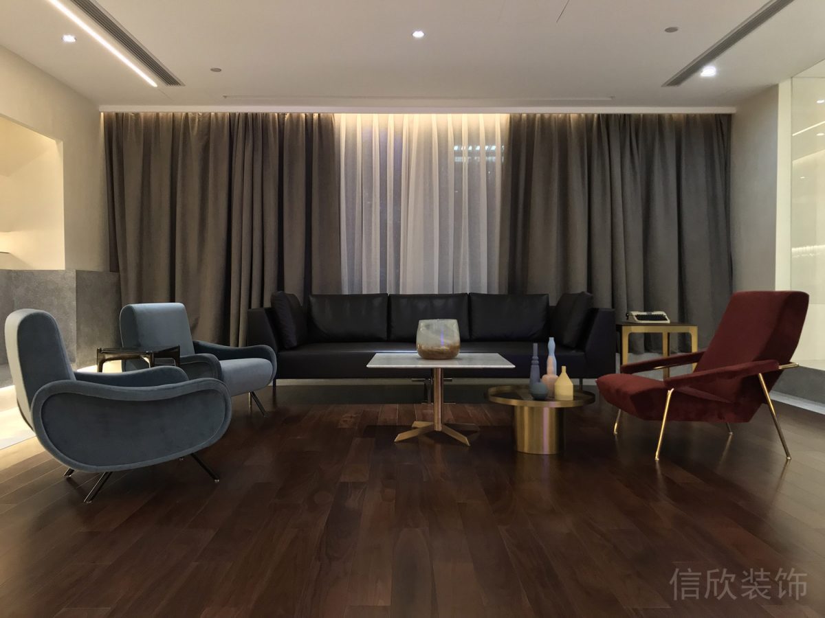 紅藍(lán)色調(diào)反絨皮懶人沙發(fā)設(shè)計(jì)黑色皮革裝修原木地板辦公室員工休息區(qū)設(shè)計(jì)圖