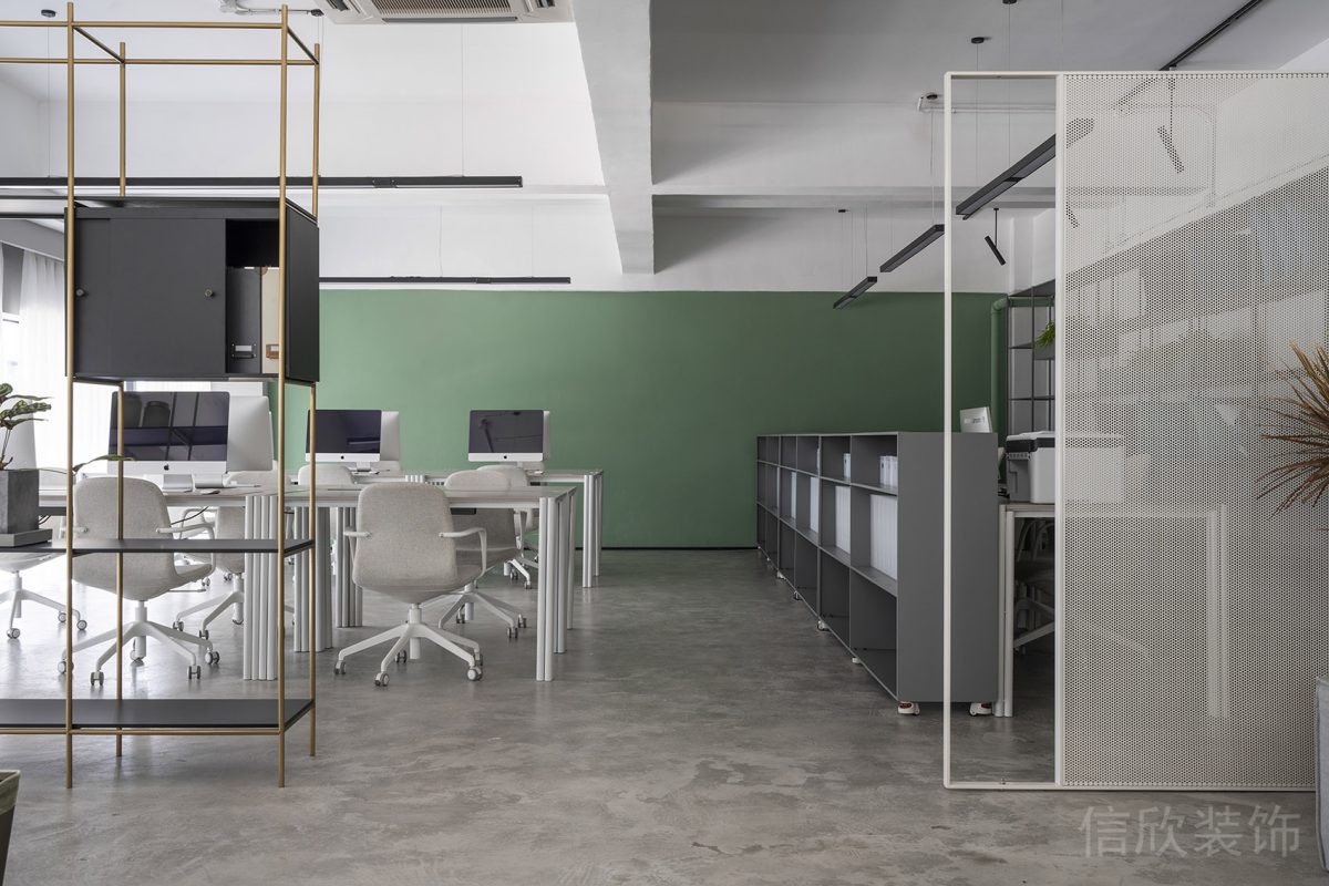 灰色調(diào)工業(yè)風(fēng)辦公室綠色墻體設(shè)計(jì)鏤空隔斷裝修圖