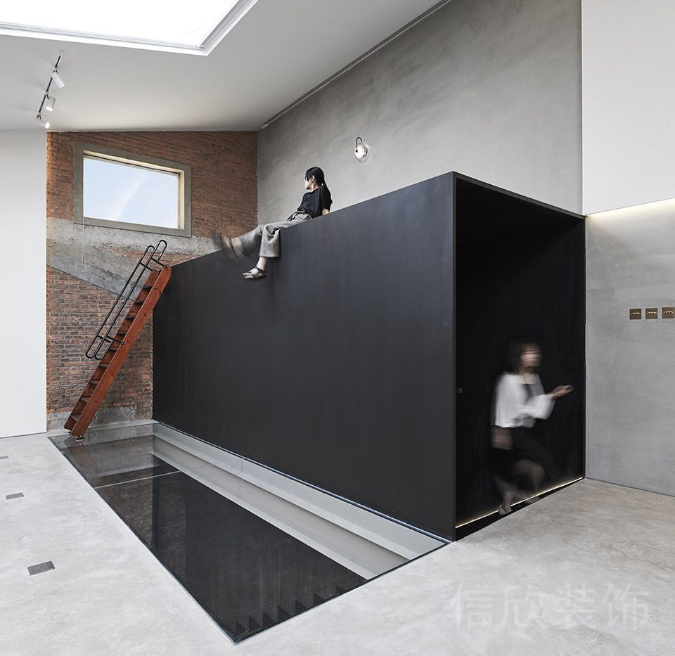 黑色過(guò)道獨(dú)立休息區(qū)員工開(kāi)放式區(qū)域玻璃地板過(guò)道辦公室設(shè)計(jì)