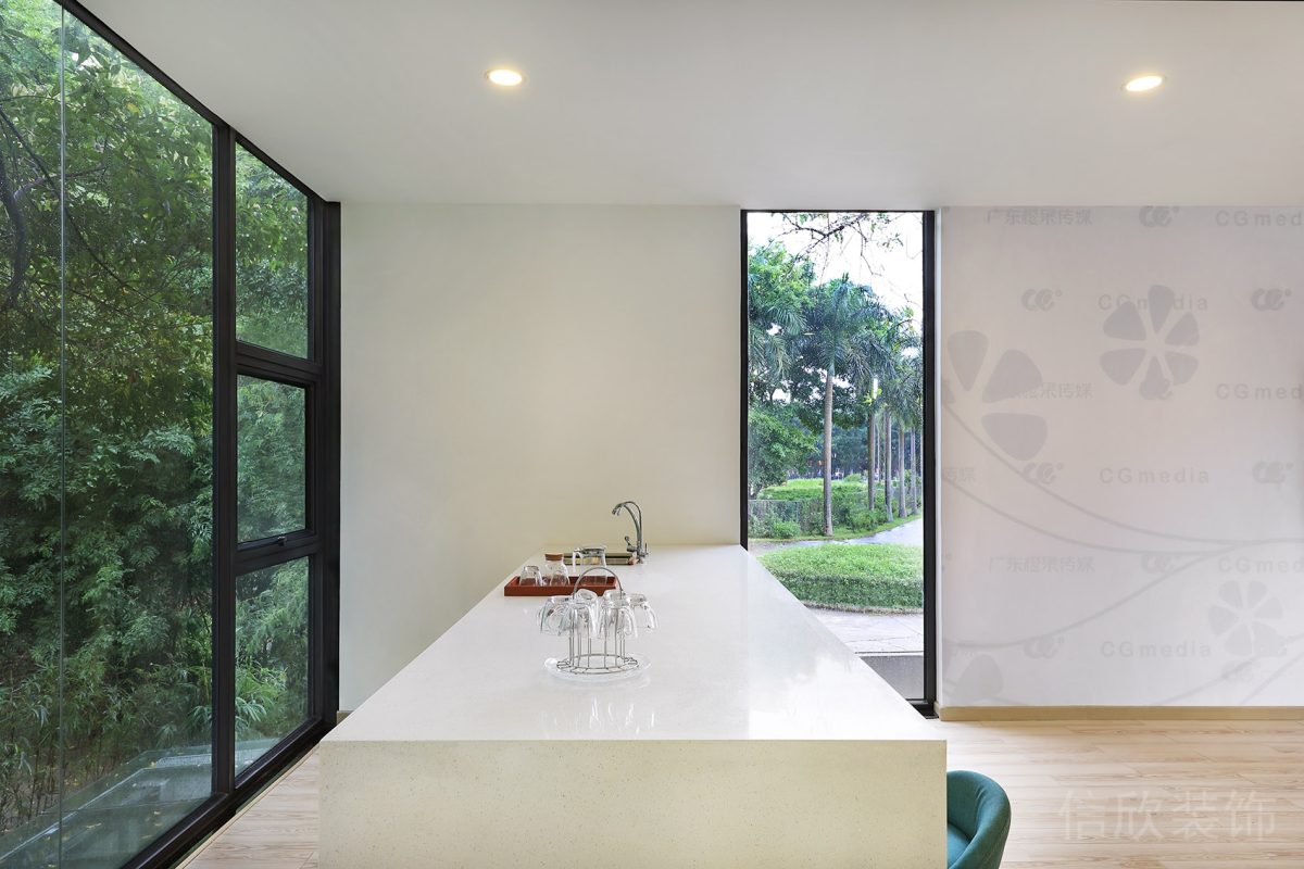 黑色金屬邊框白色長桌茶水間玻璃窗戶設(shè)計