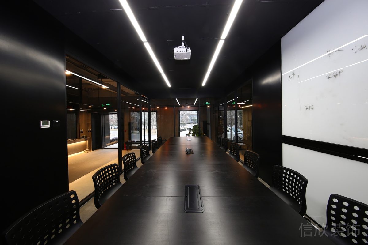 黑色金屬會(huì)議室內(nèi)嵌式燈帶效果辦公室裝修圖