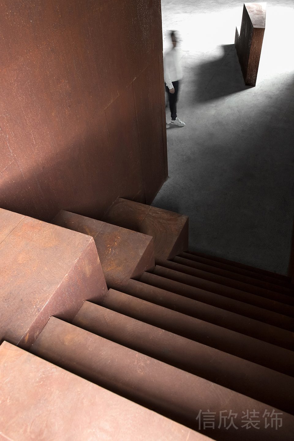 紅色階梯式裝修過(guò)道效果簡(jiǎn)約風(fēng)辦公室