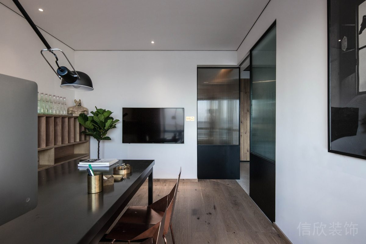 黑色門框設(shè)計(jì)金屬玻璃隔斷長桌現(xiàn)代簡約風(fēng)