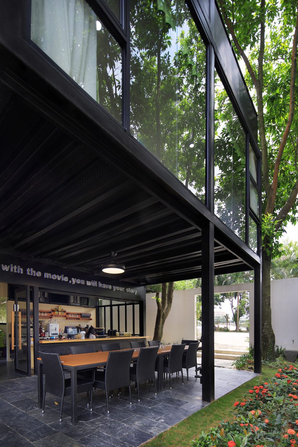 黑色木質(zhì)架空層裝修戶(hù)外辦公室