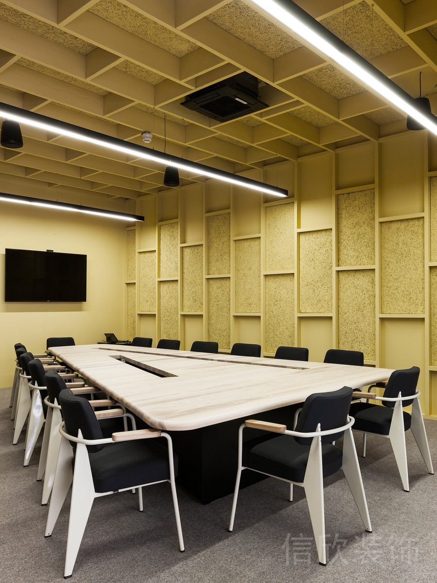 黃色墻面天花板裝修原木桌椅裝修設(shè)計辦公室會議室裝修設(shè)計