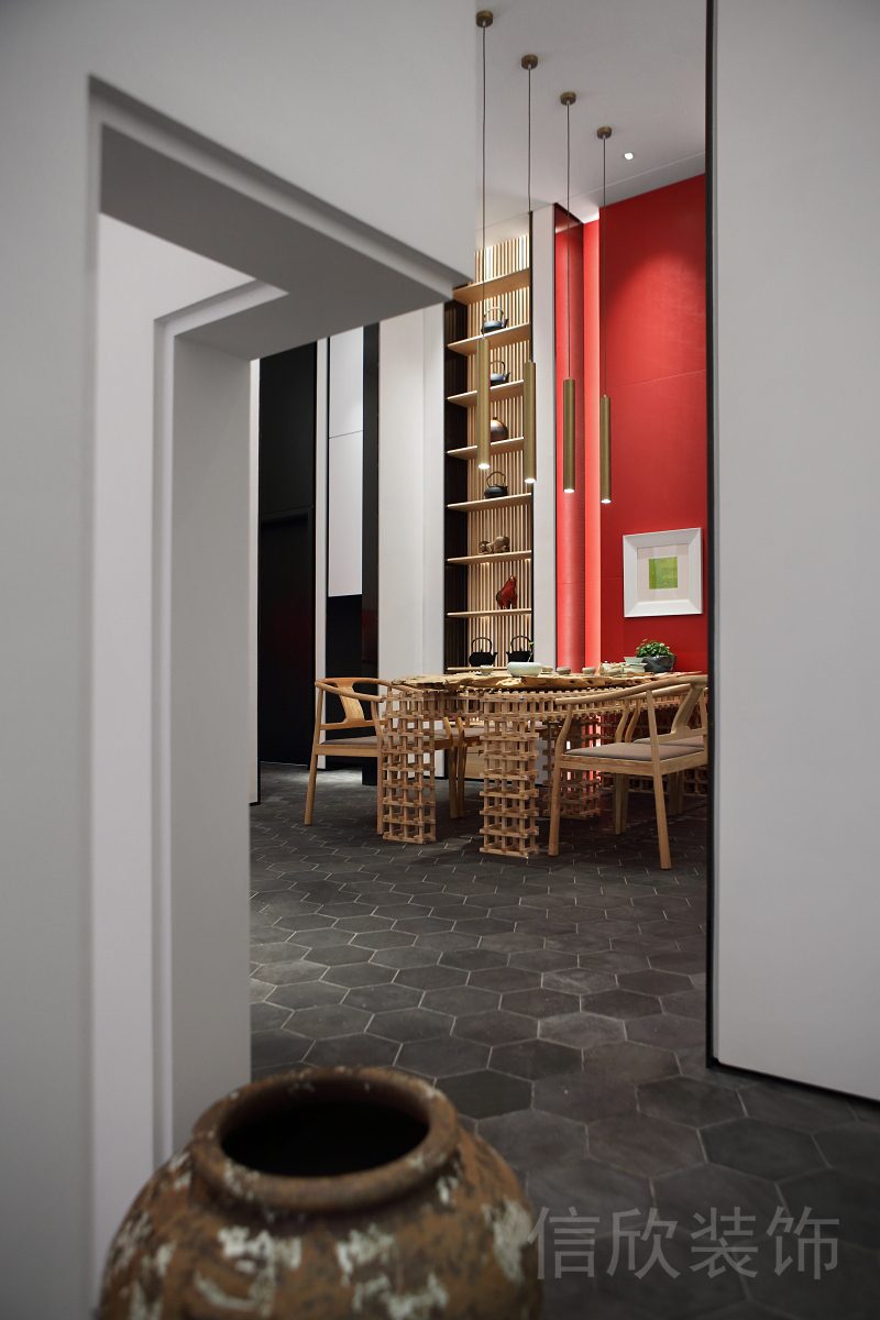 紅色墻體環(huán)保涂料設計天花吊頂木質竹編家具蜂窩式多邊形地板辦公室