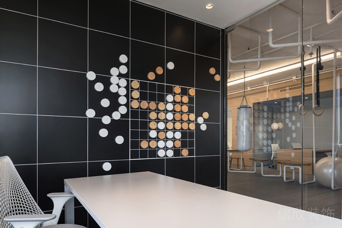 黑色墻體設(shè)計玻璃隔斷長桌總裁辦公室效果圖