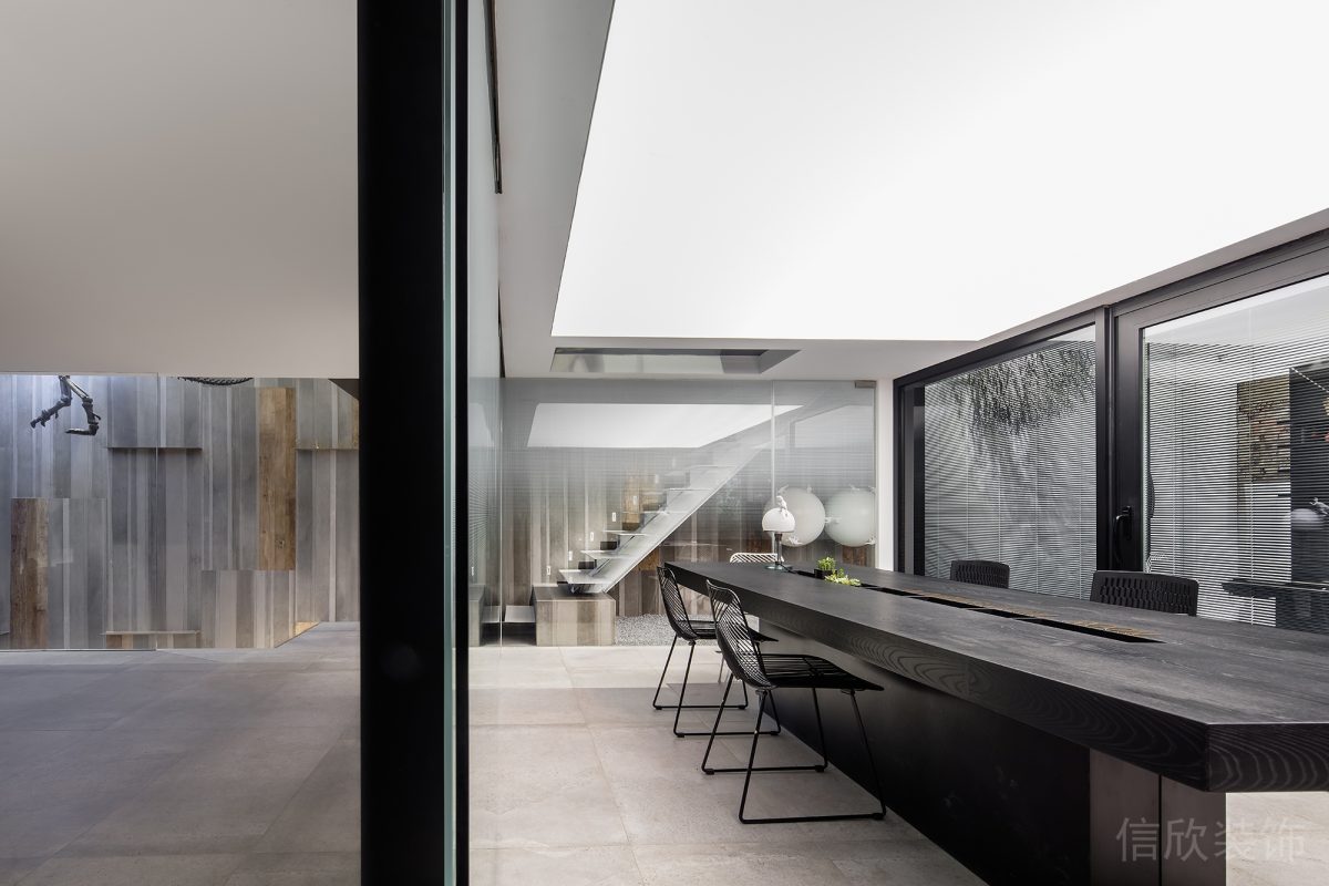 黑色原木桌板設(shè)計(jì)黑色不銹鋼極簡風(fēng)座椅辦公室會議室裝修圖