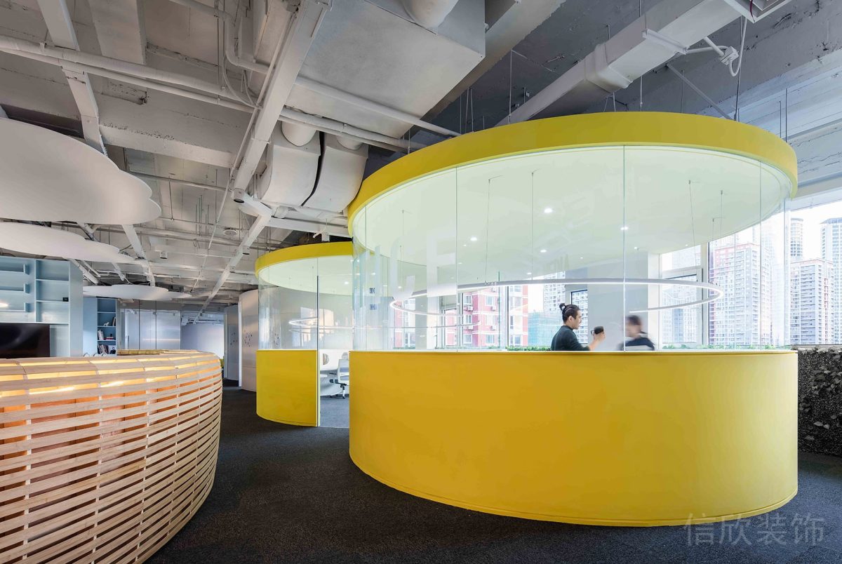 黃色圓形休息區(qū)玻璃半墻隔斷裝修設(shè)計(jì)辦公室工業(yè)風(fēng)效果