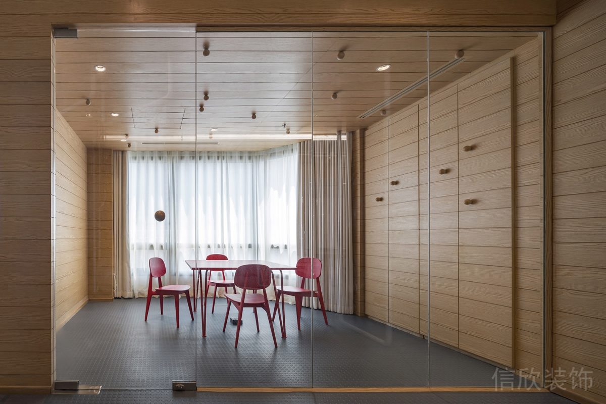 紅色座椅木質(zhì)休息區(qū)裝修會議室隔音玻璃過道效果辦公室