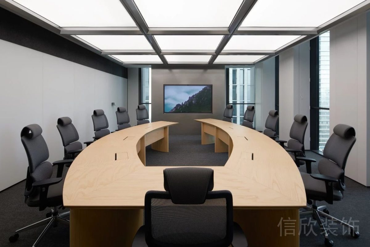 弧線木飾面裝修工位效果辦公室天花格子金屬燈飾效果圖