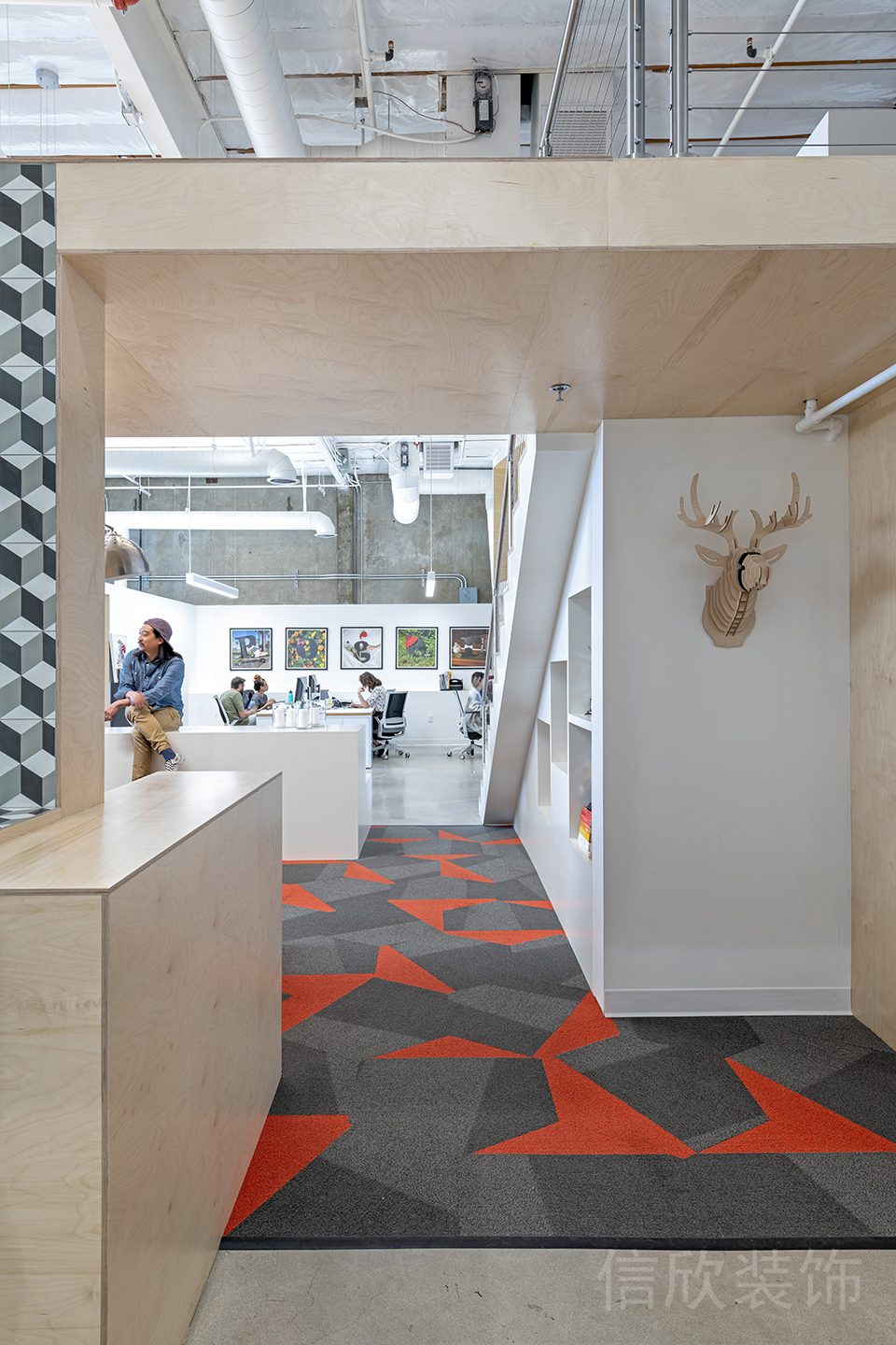 環(huán)形木質(zhì)走廊設(shè)計地毯裝修辦公室