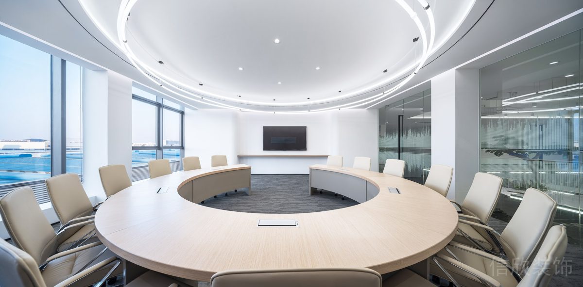 環(huán)形裝修會(huì)議室設(shè)計(jì)皮革軟包效果吸頂燈裝修辦公室