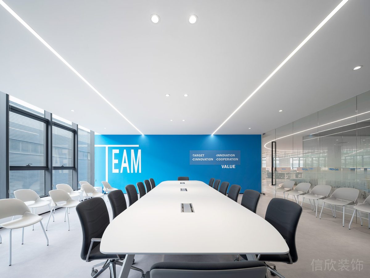 會(huì)議室藍(lán)色字母墻體設(shè)計(jì)簡約風(fēng)金屬辦公室裝修