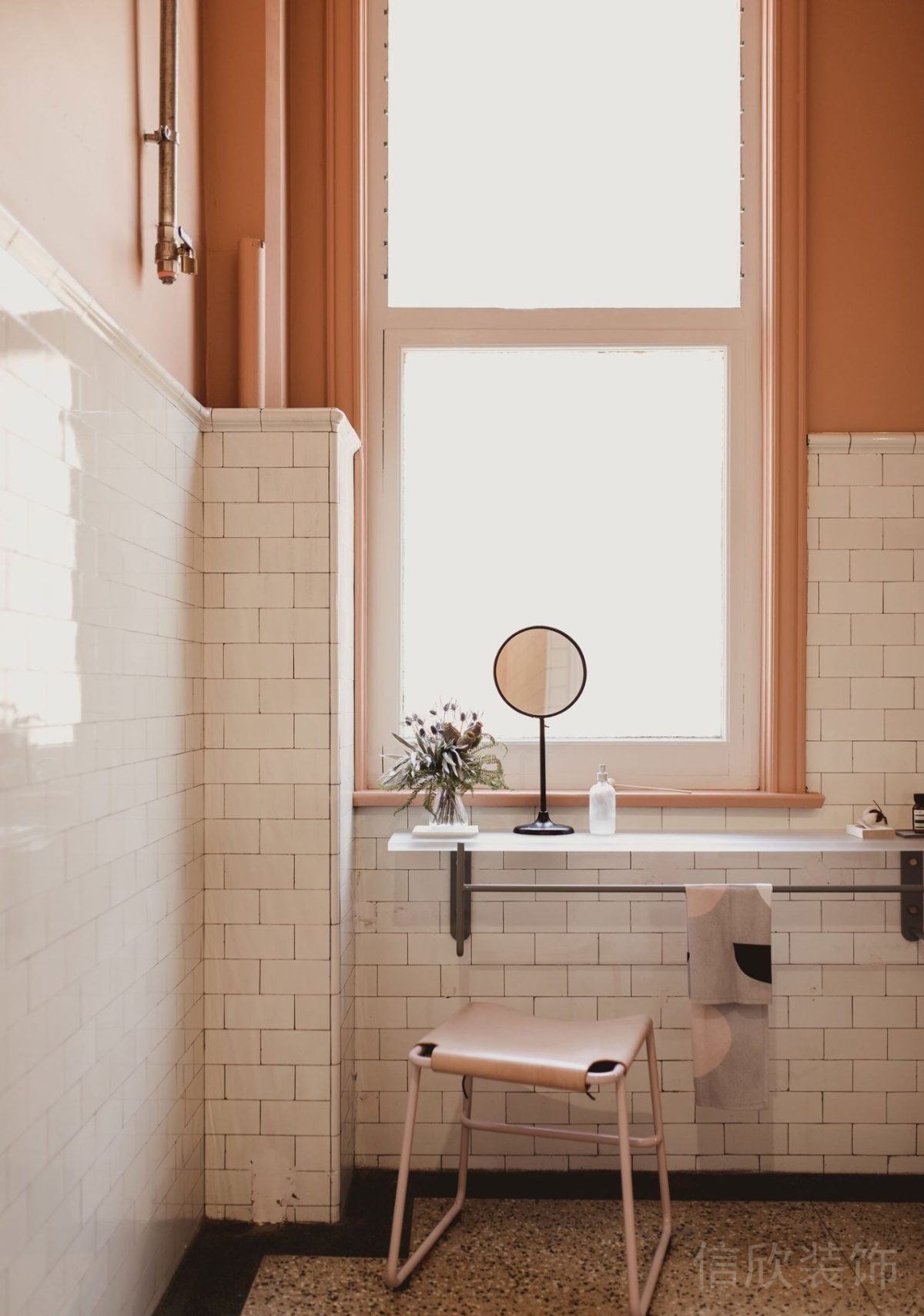 化妝間裝修設(shè)計(jì)工作室效果瓷磚復(fù)古白色墻磚設(shè)計(jì)半墻橙色涂料效果