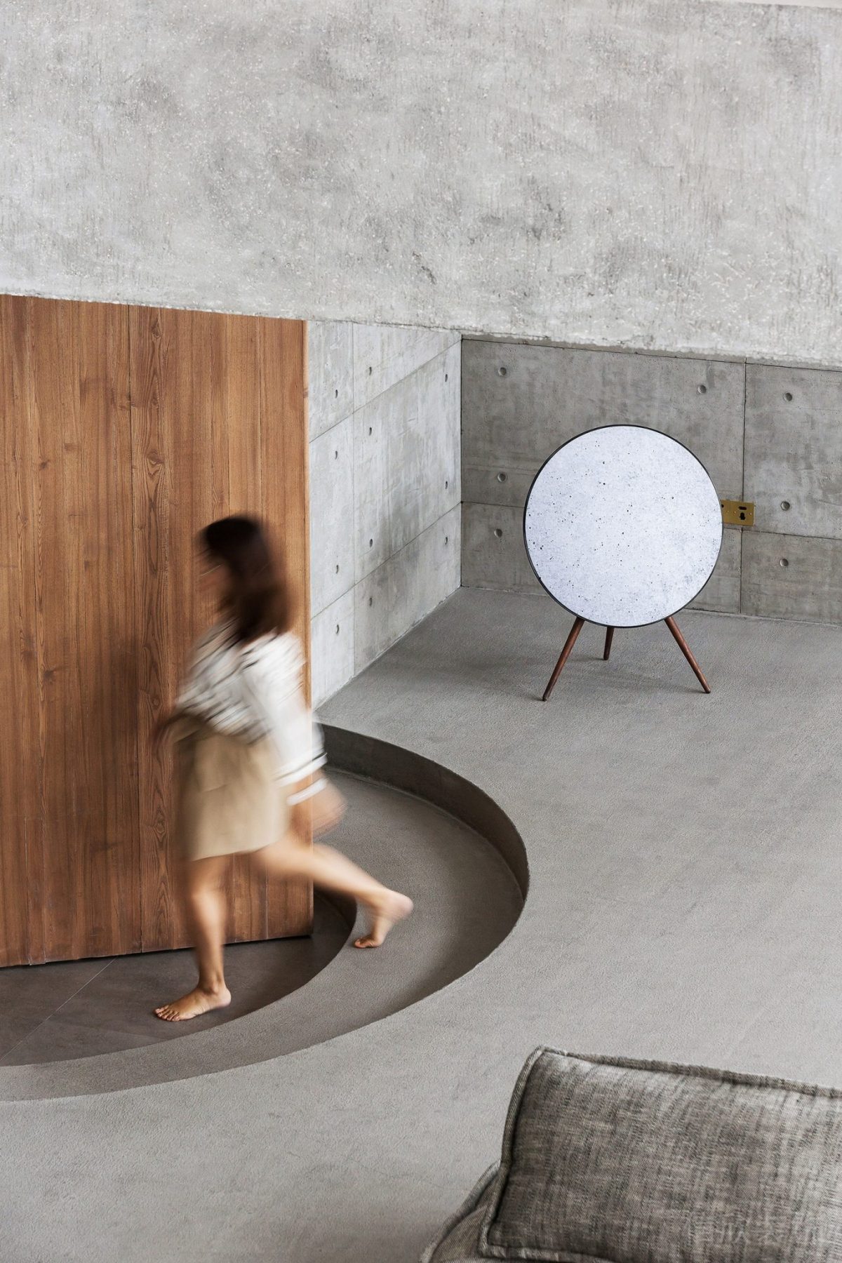 機(jī)構(gòu)圓形裝修設(shè)計(jì)地臺灰色調(diào)實(shí)木墻體布藝沙發(fā)設(shè)計(jì)圖