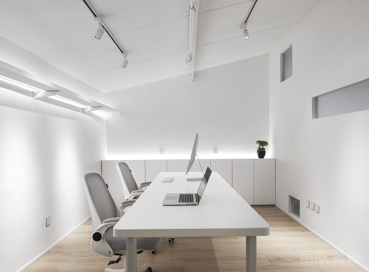 極簡風(fēng)白色裝修會(huì)議室工作室辦公室裝修木飾地板鏤空墻體效果